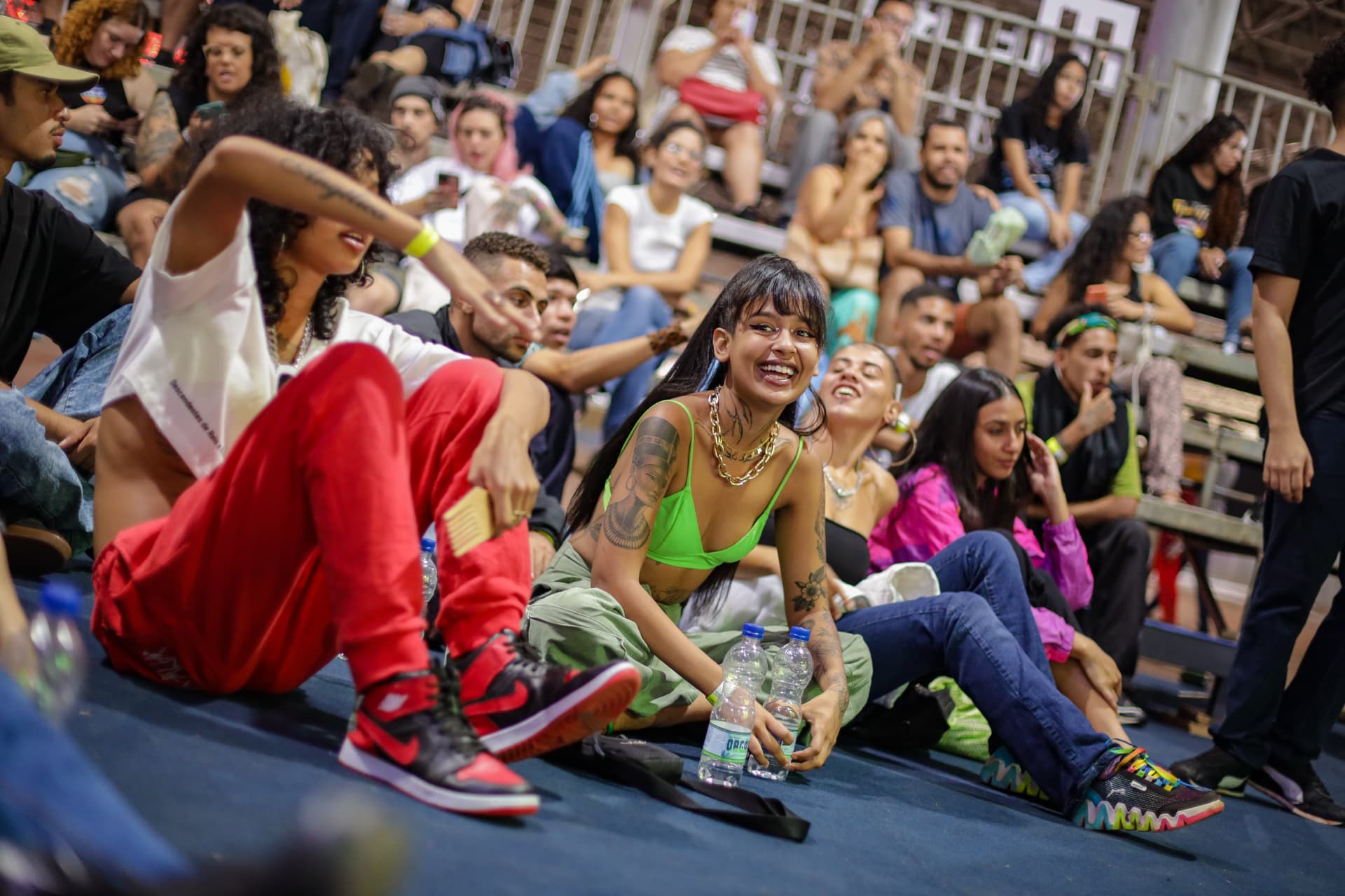 Público jovem acompanhando atividade na BILB