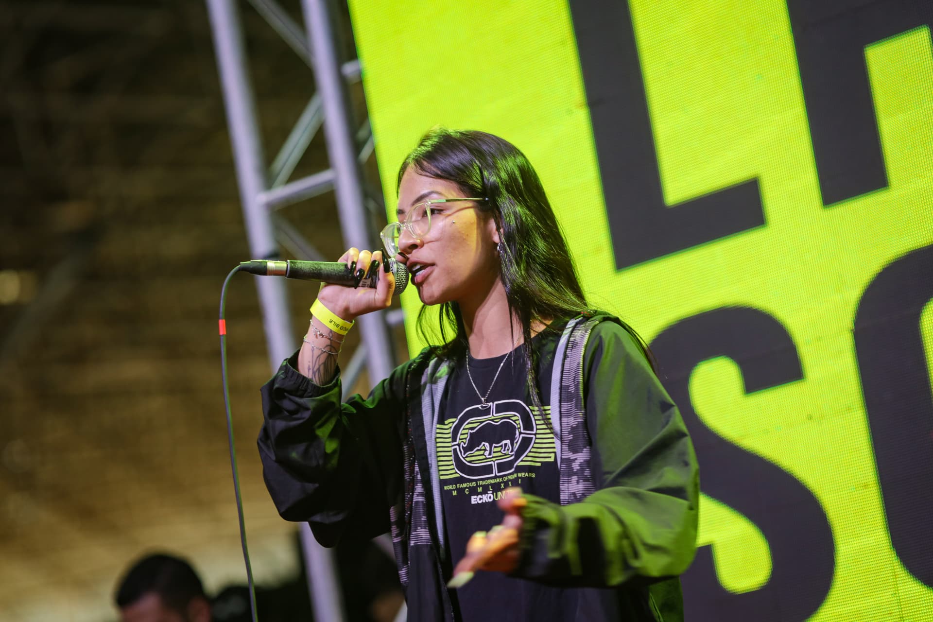 Artista se apresentando no palco de música da BILB