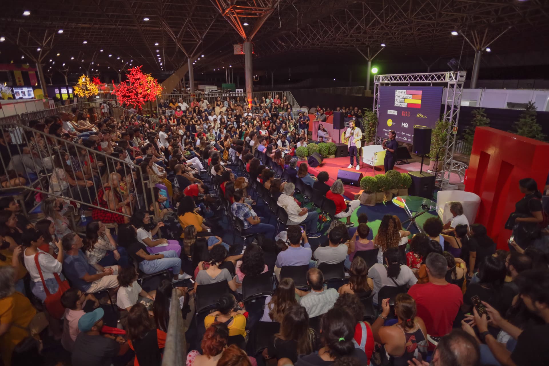 Plateia lotada durante mesa literária na BILB