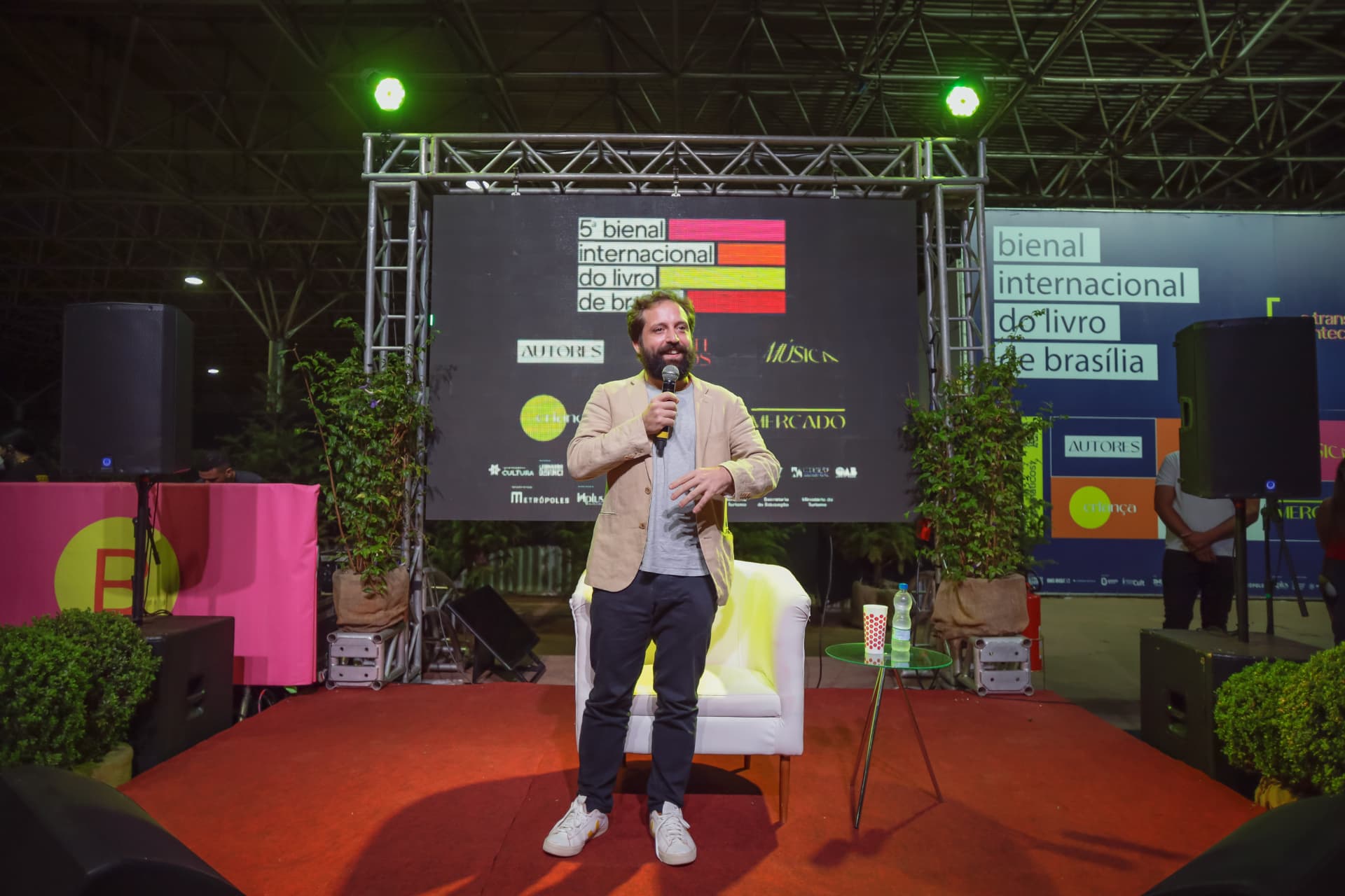 Autor no palco da Bienal Internacional do Livro de Brasília